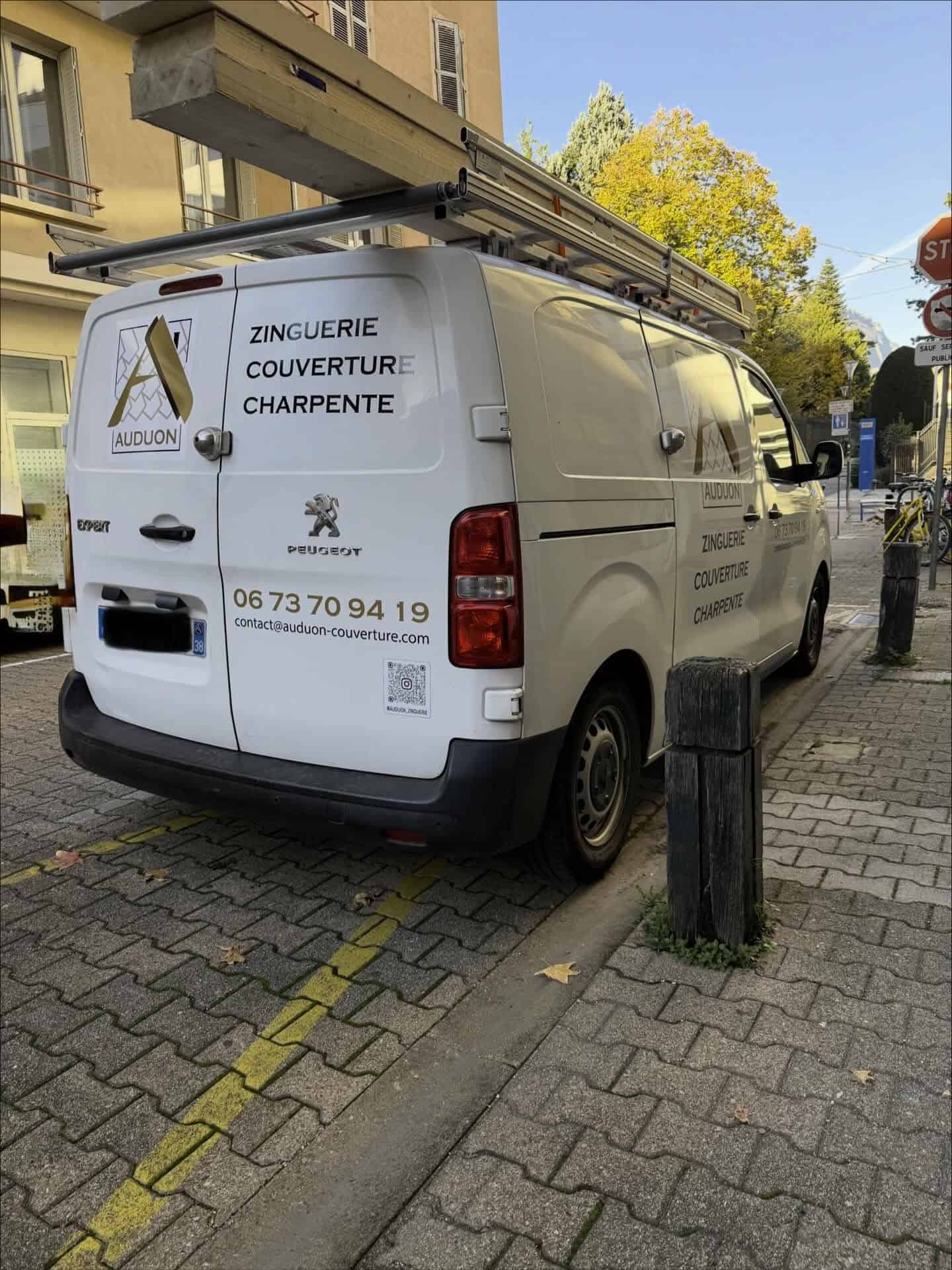 Zinguerie, Covering, Carpentry services vehicle.